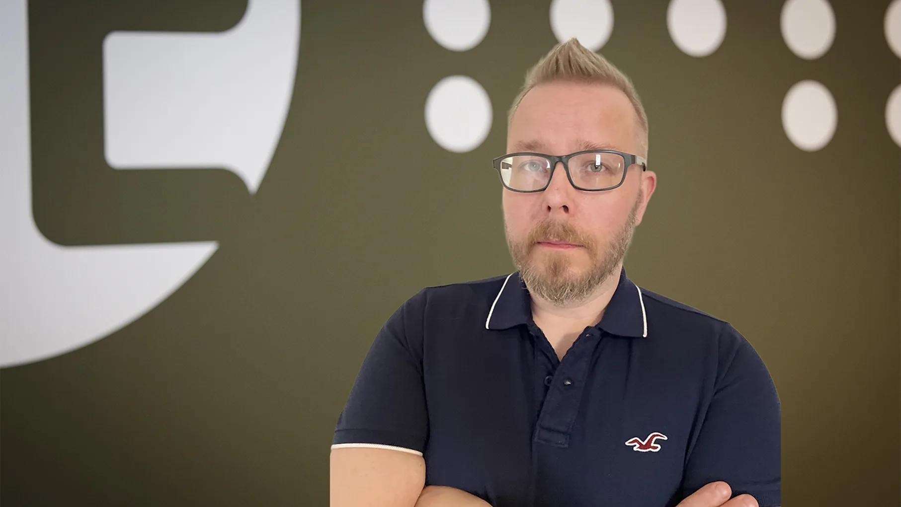 Mies, jolla on lasit ja parta